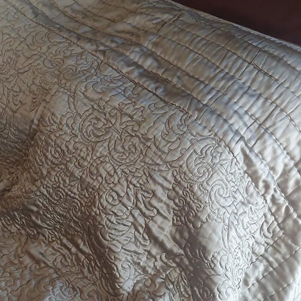 Queen size coverlet/ bedspread - Picture 3 of 7